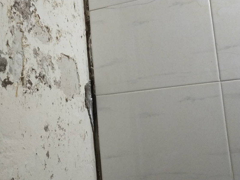 局部瓷磚拆除裝修：衛(wèi)浴用具拆除后可以對墻面瓷磚進行拆卸。拆卸一般是從墻體的下方往上方敲，從瓷磚的邊緣往里面敲，還需要根據(jù)拆卸的位置選擇適當?shù)那么u力度。敲磚是從墻體下方開始敲，從每塊瓷磚的邊緣開始敲。如果先敲上面的瓷磚，地面堆積瓷磚較多，擋住墻體下面的瓷磚，不利于拆卸。另外，敲磚過程中，要不是對地面的瓷磚進行清理，以免瓷磚過多堆積，減慢施工進度以及造成施工意外。 由于二手房的衛(wèi)浴在之前是做了一次防水的，因此在敲磚時必須注意防水層的處理，與屋主溝通好，防水層是否打掉。舊的防水層一般都不打掉，在敲磚后，在原有的防水層上面，再薄薄做一層防水，以提高衛(wèi)浴的防水能力。但如果屋主需要把防水敲掉重新再做。則敲磚需要打到批土層或打到見底。敲插座和龍頭附近的瓷磚時，要慢慢敲，小心摸清電線和水管的走向，以防損壞電線和水管。如果電線或水管已經(jīng)損壞了，要及時進行修補處理，以免留下更多后續(xù)工程。