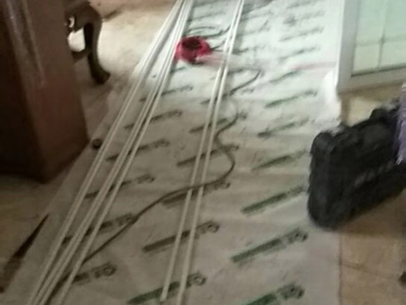 房屋管道改造：1、粘膠問題 下水道改造過程中需要用黏膠對管道和下水口進行粘結，在粘結的時候一定不要馬虎了事，仔細的涂刷，不要留下雜質，在管道的內外部分都應該涂上黏膠，這樣才可以在日后的使用中不出現漏水的情況。 2、高低傾斜度 高低傾斜度關系到下水道的出水是否能順暢，一般要下水管道低于進水口，注意在進行下水管道的改造中不要去改變原有的下水位置和高度，不然可能會造成衛生間積水。 3、管道處理 下水管道的長度不應該太多長，因為會容易引發堵塞，在日后的使用中如果出現問題維修起來也比較麻煩。