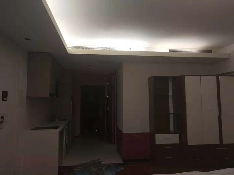 公寓局部裝修：1、公寓面積較小，適合1到2人居住，不需要設計過多的功能房。為保證主人生活方便，保證臥室、客廳、衛浴、廚房基本功能性空間的存在，其他區域則可以根據剩余空間的大小以及自己的需求來設計。 2、室內空間狹小，因此在裝飾時應盡量選用淺淡的色調，白色、黃色等淺色調可以讓室內空間有變大的效果，而且還可采用具有通透性或玻璃材質的家具和桌椅等，讓空間變得明亮又寬敞。 3、在公寓裝修時，應盡量避免采用硬質的隔斷，最好采取軟隔斷的方式來對空間進行分隔，可以采用隔斷柜、屏風、家具等物品進行隔斷，這樣會讓室內的采光和通風變得更好。