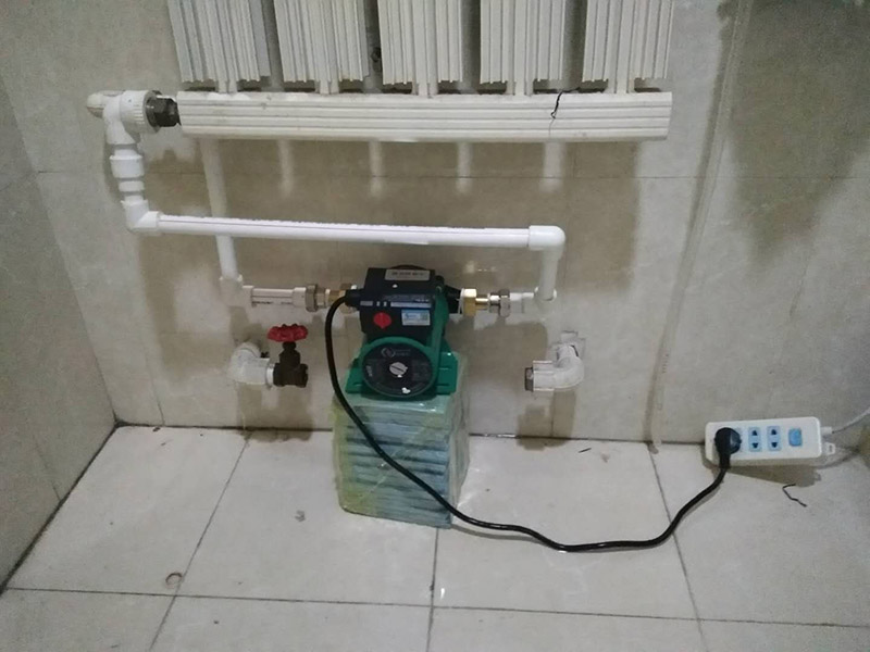 暖氣循環泵安裝:1、家用暖氣循環泵安裝前應檢查循環泵進出水口是否有異物堵塞； 　　2、家用暖氣循環泵裝入系統前應將系統管道內的雜物沖洗干凈，以免循環泵運轉時雜物纏繞葉輪造成堵轉； 　　3、家用暖氣循環泵安裝時應用力輕柔，請勿大力，以免損壞泵體； 　　4、家用暖氣循環泵的進、出口都要設有由任(活接頭)，以便裝拆。 　　5、家用暖氣循環泵安全接線，連線要采用帶地線的三股線的插頭， 地線端與電機外殼聯接，以保證安全。 　　6、家用暖氣循環泵噪聲低，檢查是否轉動時，需用螺絲刀頂住耳朵細聽。 　　7、部分家用暖氣循環泵泵內潛水轉動部分利用水潤滑，因此，請勿長時間無水運行。