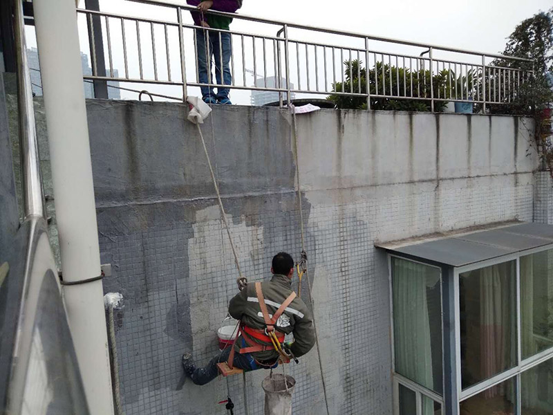 外墻涂刷防水：清理基層，新舊面層必須清理干凈，不得有雜物和灰塵，以免影響粘結強度，涂刷防水涂料時基層應干燥。基層清理工序完成之后，接下來，清理死角，也就是所謂的陰陽角、施工縫、伸縮縫等比較重要的部位進行處理，尤其注意的是泄水孔要加強處理，需要涂刷2－3遍防水底層涂料。將攪拌均勻的晨光防水涂料根據現場要涂刷的面積開始涂刷，基層涂刷要大于粘卷材的面積，不要超過三十。刷第二次涂料之前必須要等一次涂料完全凝固后方可再次涂刷，底層涂料次涂刷完畢后約4—8左右。要等第二次涂料完全凝固后方可施工。