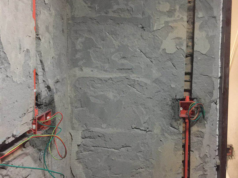 電路暗管穿線：首先把引線鐵絲頭約彈簧一半的長度置彈簧內(nèi)，再用細(xì)鐵線絞緊使二者不易分離脫落即可，不論是穿引線鐵絲還是用鐵絲拉穿導(dǎo)線，過彎道都要溫柔一點(diǎn)，否則容易出麻煩，穿好鐵絲后，把待穿的導(dǎo)線集束，牢固地捆綁在鐵絲一端，慢慢拉動鐵絲的另一端，導(dǎo)線就穿成了； 穿線的暗管彎頭，只能用專用工具把管子彎曲以擴(kuò)大轉(zhuǎn)彎半徑使穿線容易，而不可使用成品彎頭，使用成品彎頭即便預(yù)留引線都很難很難穿線而且還會在穿線過程中使導(dǎo)線絕緣受損。