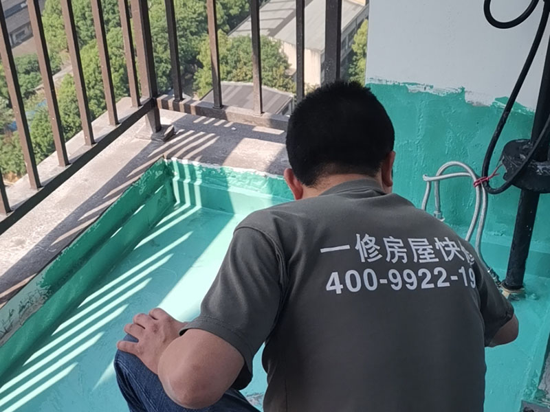 陽臺防水施工：先用鏟刀和笤帚及工具將陽臺基層表面的突起物、砂漿和疙瘩等鏟除并將塵土雜物清掃干凈，對陰陽角、管根、地漏等部位應認真清理。 對陽臺地漏、管根、陰陽角等易發生漏水的部位，應進行特殊加強處理。 細部附加層：在地漏、管根、陰陽角和出入口等易發生漏水的薄弱部位，可增加一層剛性防水，剛性防水寬度應不小于100mm，搭接寬度應不小于100mm。然后涂刷家裝專用防水涂料。 將配制好的防水涂料均勻涂刷在基層表面，涂刷量以0.8—1.0kg/㎡每遍為宜，直至防水合格為止，家裝防水要求一般為1.0mm左右。