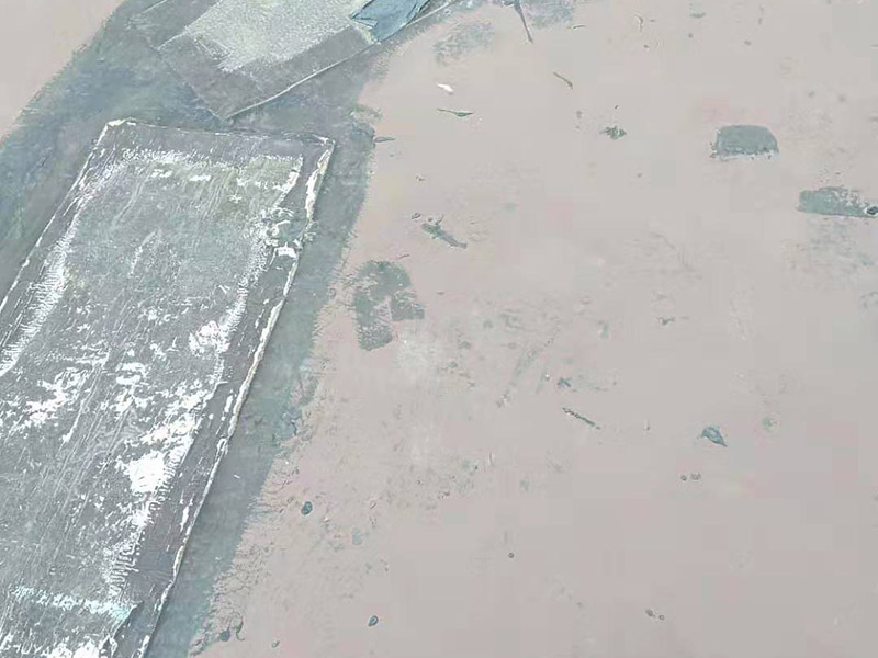 樓頂屋面防水涂刷：1．在干燥表基面上施工防水涂料前應先濕潤基du面至無明水為準，若基面潮濕但無明水可直接施工。2．按配比先將防水漿料乳液倒入拌料桶中，然后再將粉料倒入，充分攪拌至均勻、無料粒糊狀，靜置十分鐘后再攪拌一下，效果更佳。3．用毛刷或滾刷直接將膠漿涂刷在基面上，待第一層完全干透后（約2小時或手擦不粘為準），再涂刷第二遍，兩遍的涂刷方向應交錯。
