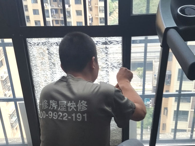 鋼化玻璃更換：鋼化玻璃門(mén)若是不符合安裝尺寸，再返工就非常麻煩，因此在開(kāi)始測(cè)量的時(shí)候就要做到準(zhǔn)確。用玻璃吸盤(pán)先把玻璃板西經(jīng)，玻璃就位。將玻璃板上部插入門(mén)框里的限位槽，再把玻璃板的下部安放于底托飾面的對(duì)口縫內(nèi)。玻璃板固定好厚，在頂部的限位槽與底托的固定處，和玻璃板與框柱的對(duì)縫位置等注膠封口。門(mén)扇高度確定以后，在玻璃板與進(jìn)出橫檔內(nèi)的兩側(cè)空隙處，同時(shí)通過(guò)兩邊插入小木條，輕敲穩(wěn)實(shí)，在小木條、門(mén)扇玻璃與橫檔之間形成的縫隙里注入玻璃膠，再用以上方法處理殘跡。