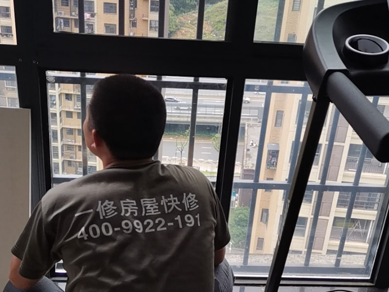鋼化玻璃更換：鋼化玻璃門(mén)若是不符合安裝尺寸，再返工就非常麻煩，因此在開(kāi)始測(cè)量的時(shí)候就要做到準(zhǔn)確。用玻璃吸盤(pán)先把玻璃板西經(jīng)，玻璃就位。將玻璃板上部插入門(mén)框里的限位槽，再把玻璃板的下部安放于底托飾面的對(duì)口縫內(nèi)。玻璃板固定好厚，在頂部的限位槽與底托的固定處，和玻璃板與框柱的對(duì)縫位置等注膠封口。門(mén)扇高度確定以后，在玻璃板與進(jìn)出橫檔內(nèi)的兩側(cè)空隙處，同時(shí)通過(guò)兩邊插入小木條，輕敲穩(wěn)實(shí)，在小木條、門(mén)扇玻璃與橫檔之間形成的縫隙里注入玻璃膠，再用以上方法處理殘跡。