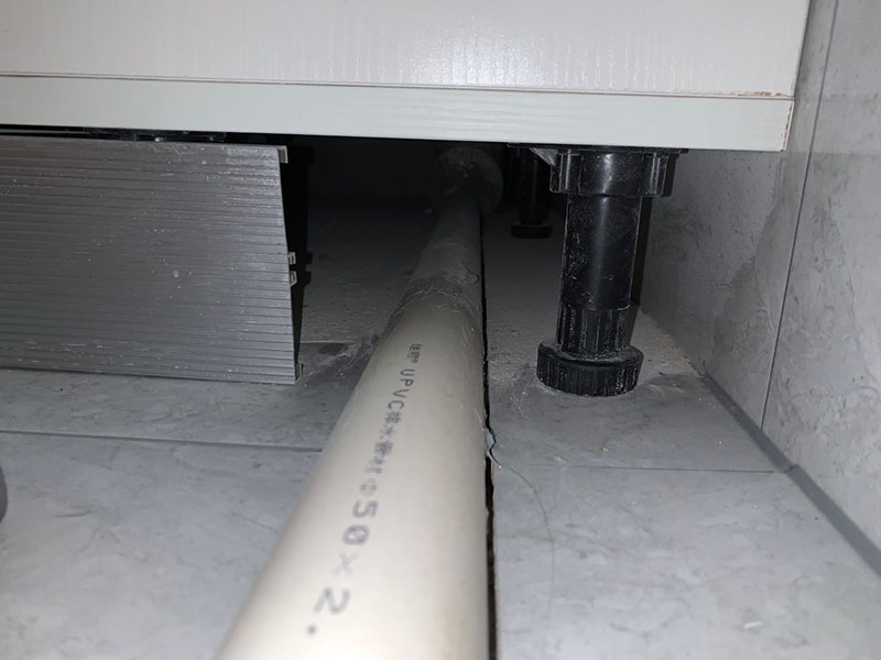 浴室柜下水管安裝：1、在衛生間下水管道安裝前，首先要檢查裝修建材水管和相關連接配件是否有破損、裂紋等現象出現。 2、在衛生間下水管道安裝下時，施工員要預先考慮好墻磚的厚度。 3、在墻體和地面下都盡可能少用或者是不用連接配件，這樣可以減少滲漏的隱患，并且連接配件的安裝要保證牢固和無滲漏情況。 4、在衛生間下水管道安裝時要考慮家中洗衣機的用水龍頭安裝位置，下水的布置等，同時也要注意電源插座的位置是否合適。
