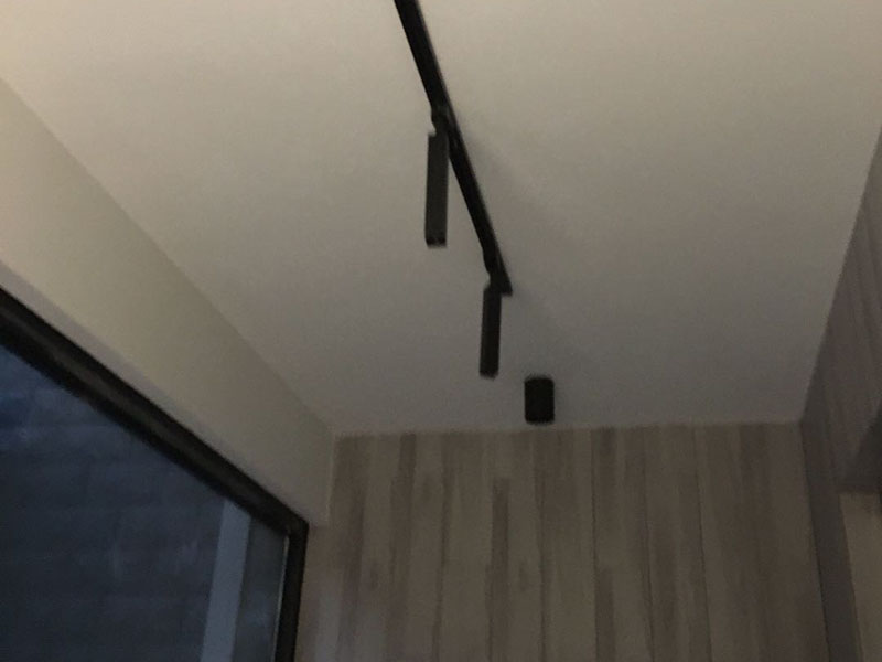 全屋燈具安裝布線：安裝軌道，如果頂部直接為木板或有鐵龍骨可以du直接打釘打眼的，就直接可以把軌道安裝上。定位打好孔后，裝上軌道固定螺絲。 拆開已經固定好的軌道頂端的電源保護蓋，用工具接上電源線，注意安全使用工具。將軌道燈底座的卡頭擰平，對準軌道內凹槽，將軌道燈底座塞入滑道內，稍微用點力，嚴絲合縫后，擰下卡頭旋轉的把手，一定要擰到位固定好后，左右滑動一下，看是否固定好。 安裝完畢，打開，根據投射目標的位置，調整軌道射燈水平及垂直的角度，保證軌道射燈能充分有效地投射被照物。