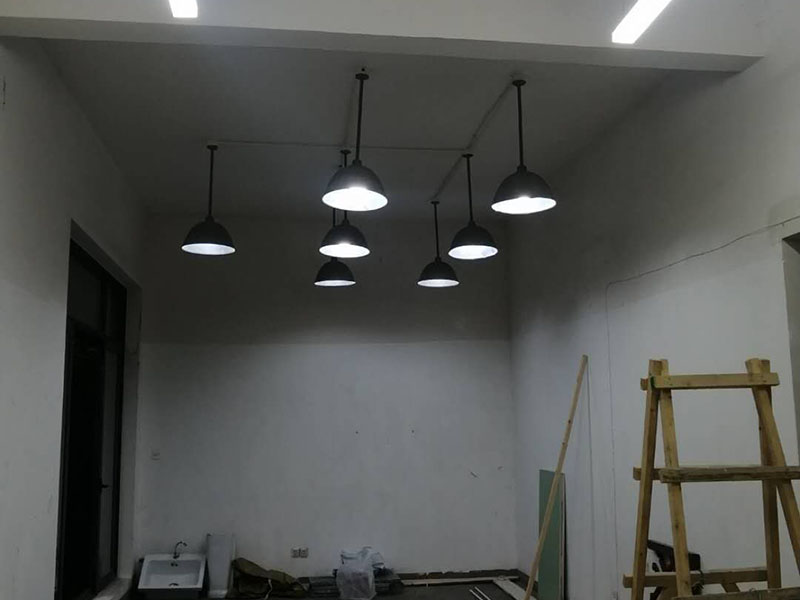 全屋燈具安裝布線：安裝軌道，如果頂部直接為木板或有鐵龍骨可以du直接打釘打眼的，就直接可以把軌道安裝上。定位打好孔后，裝上軌道固定螺絲。 拆開已經固定好的軌道頂端的電源保護蓋，用工具接上電源線，注意安全使用工具。將軌道燈底座的卡頭擰平，對準軌道內凹槽，將軌道燈底座塞入滑道內，稍微用點力，嚴絲合縫后，擰下卡頭旋轉的把手，一定要擰到位固定好后，左右滑動一下，看是否固定好。 安裝完畢，打開，根據投射目標的位置，調整軌道射燈水平及垂直的角度，保證軌道射燈能充分有效地投射被照物。
