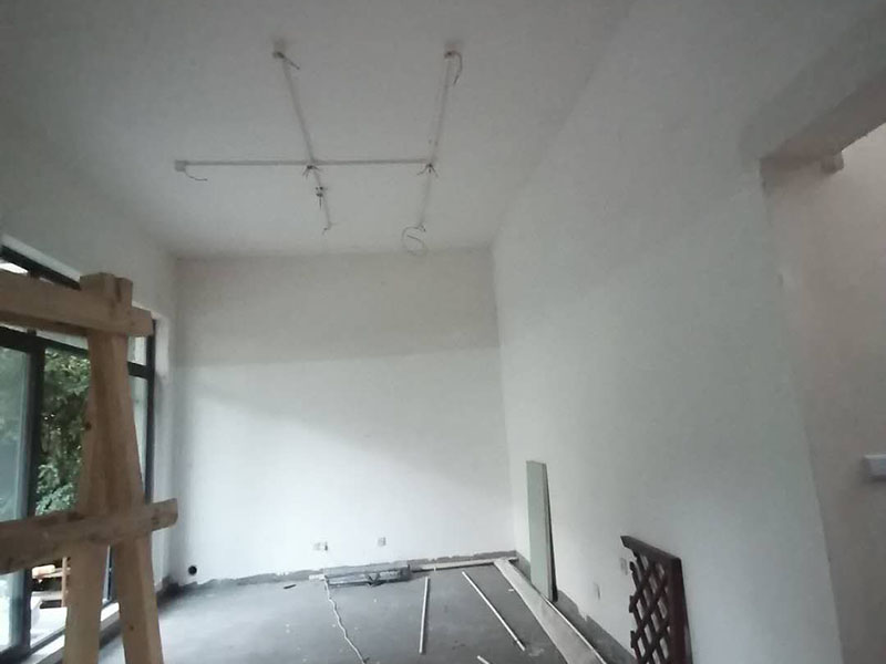 全屋燈具安裝布線：安裝軌道，如果頂部直接為木板或有鐵龍骨可以du直接打釘打眼的，就直接可以把軌道安裝上。定位打好孔后，裝上軌道固定螺絲。 拆開已經固定好的軌道頂端的電源保護蓋，用工具接上電源線，注意安全使用工具。將軌道燈底座的卡頭擰平，對準軌道內凹槽，將軌道燈底座塞入滑道內，稍微用點力，嚴絲合縫后，擰下卡頭旋轉的把手，一定要擰到位固定好后，左右滑動一下，看是否固定好。 安裝完畢，打開，根據投射目標的位置，調整軌道射燈水平及垂直的角度，保證軌道射燈能充分有效地投射被照物。
