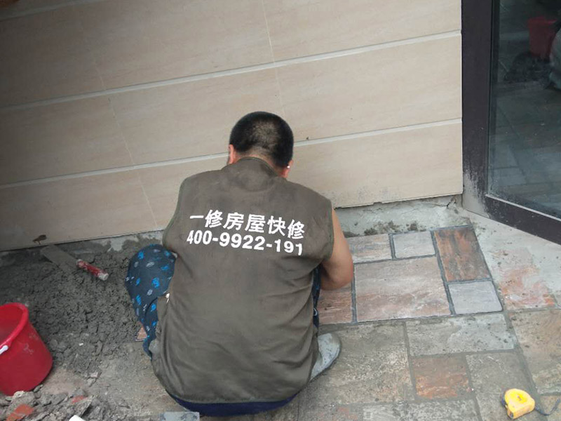 露臺瓷磚鋪貼:地面磚鋪貼前應浸水潤濕。鋪貼前應進行對色、拼花、應根據設計要求確定結合層砂漿厚度,拉十字線控制其厚度和石材、地磚平整度。結合層砂漿宜采用體積干硬性水泥砂漿,厚度宜高出實鋪厚度2—3毫米。鋪貼前應在水泥砂漿上刷一道素水泥漿。石材、地面磚鋪貼時保持水平就位,用橡皮錘輕擊使其與砂漿粘結緊密,同時調整其表面平整度及縫寬。鋪貼后應及時清理表面,24小時后勾縫。