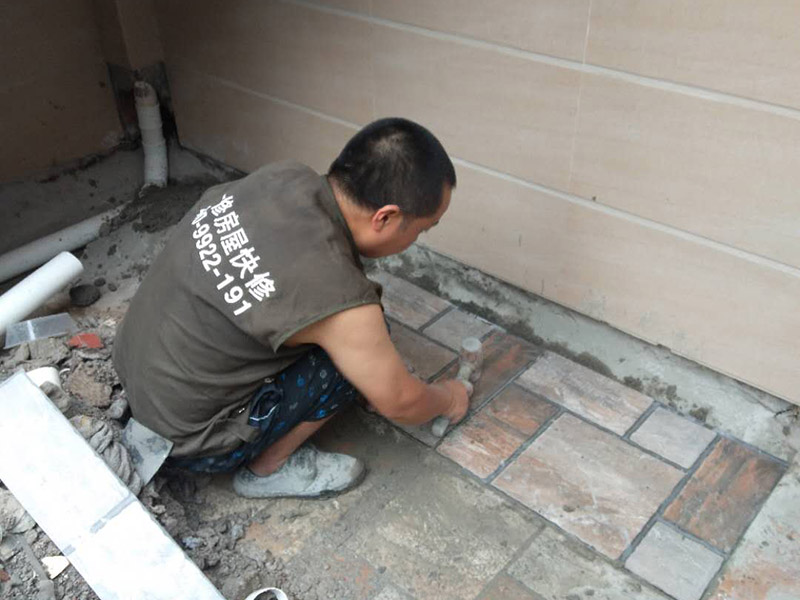 露臺瓷磚鋪貼:地面磚鋪貼前應浸水潤濕。鋪貼前應進行對色、拼花、應根據設計要求確定結合層砂漿厚度,拉十字線控制其厚度和石材、地磚平整度。結合層砂漿宜采用體積干硬性水泥砂漿,厚度宜高出實鋪厚度2—3毫米。鋪貼前應在水泥砂漿上刷一道素水泥漿。石材、地面磚鋪貼時保持水平就位,用橡皮錘輕擊使其與砂漿粘結緊密,同時調整其表面平整度及縫寬。鋪貼后應及時清理表面,24小時后勾縫。
