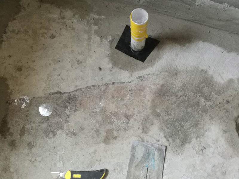 衛生間改造管道維修:衛生間的排水管道盡量不要做大的改動，換掉出現問題的管道，水壓不夠的老房子，可以加增壓泵，泵的大小根據水壓的大小而定。 浴室翻新要增加一定的插座開關、水管，或對老的插座開關做一些移位，以符合新格局下人們的使用習慣。為了確保隱蔽工程的質量和售后服務，通常要在新舊線路銜接的位置用空白面板或是新增插座的方式做標記，萬一出現問題維修時容易找到問題點。在選擇電線、水管時，最好統一使用品質比較好的電線、水管等，以打好隱蔽工程這個底子。