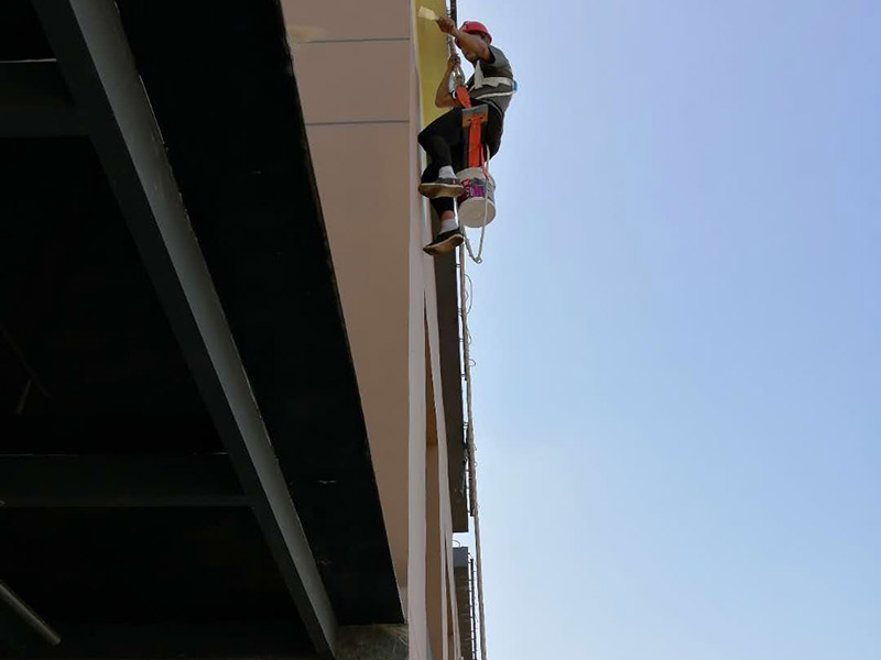 高空外墻防水：1、在室內用卷尺丈量漏水點-----對應外墻準確點---在相應處做好標識。2、施工人員要有高空作業資格，吊繩要牢固韌性好。3、施工過程中要注意繩子的拉力和磨損程度，關注高空作業人員生命安全。4、調好補縫和補洞的財為，安排專業人員做吊繩索施工，從上至下修補裂縫和孔洞。必要時應紗布加強防止開裂。5、涂刷外墻防水材料(2遍)，在漏水面積上加大。6、做好修補涂刷自檢后，并清潔瓷片。7、自上而下全部修復，自檢合格后，方可移離繩索和安全設施。