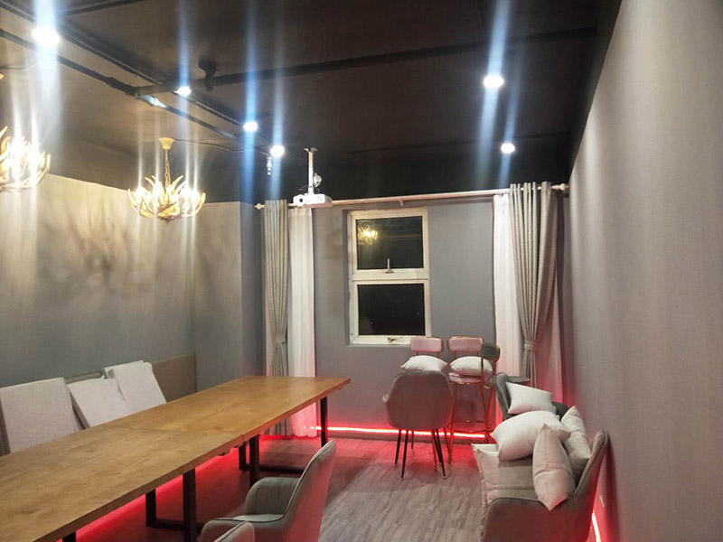 各類燈具安裝：先買好需要安裝的燈具，如果安裝的燈具比較高，需要準備好一個人字梯。安裝前要把電源總閘關閉，然后再把燈具放在要安裝的位置，旋緊螺絲將燈具固定在天花板上，最后打開總閘看是否有亮。安裝燈具時大多要鉆孔，所以使用沖擊鉆時要注意安全。