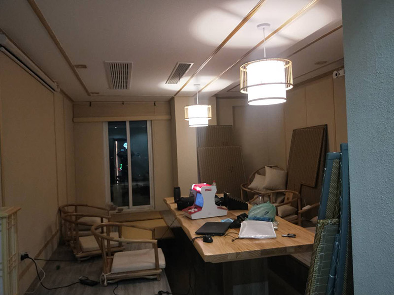 各類燈具安裝：先買好需要安裝的燈具，如果安裝的燈具比較高，需要準備好一個人字梯。安裝前要把電源總閘關閉，然后再把燈具放在要安裝的位置，旋緊螺絲將燈具固定在天花板上，最后打開總閘看是否有亮。安裝燈具時大多要鉆孔，所以使用沖擊鉆時要注意安全。