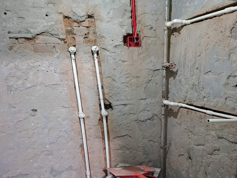 水電管道布線：工人按走向進(jìn)行墻面或地面開槽，開槽過程中，不允許出現(xiàn)墻面橫向開槽大于30cm的現(xiàn)象，因?yàn)闄M向開槽將破壞整樓的承重，使得抗震能力降低而且墻面容易開裂。如果是保溫墻的話，開很長的橫槽有可能會(huì)導(dǎo)致開槽上部的保溫層整體脫落。墻面開槽一般都應(yīng)該是豎向垂直開槽。 埋入管線(包括布線和接好管道)和暗盒，電路施工時(shí)先安裝管路，然后再穿導(dǎo)線，這樣可以避免將來換線出現(xiàn)導(dǎo)線無法抽動(dòng)的現(xiàn)象。穿管不能使用軟管，防止出現(xiàn)死角。同時(shí)電路接頭不要裸露在外面，應(yīng)該安裝在線盒內(nèi)，分線盒之間不允許有接頭。