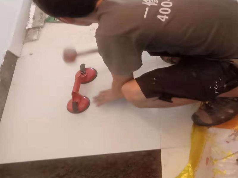 客廳瓷磚鋪貼:干鋪法和濕鋪法。主流的是干鋪法，因為干鋪法能有效避免瓷磚在鋪磚過程中造成氣泡、空鼓等現(xiàn)象（空鼓可能會導(dǎo)致瓷磚破裂），但是干鋪法技術(shù)含量較高，比較費工 1、混凝土墻面處理：用火堿水或其他洗滌劑將施工面清洗干凈，用1 ：1水泥砂漿甩成小拉毛，兩天后抹成1：3水泥砂漿底層。 2、磚墻面處理：將施工面清理干凈，然后用清水打濕墻面，抹1：3水泥砂漿底層。 3、舊建筑面處理：清理原施工面污垢，并將此面用手鑿處理成毛墻面。 4、瓷磚鋪貼前應(yīng)充分浸水，以保證鋪貼牢固。