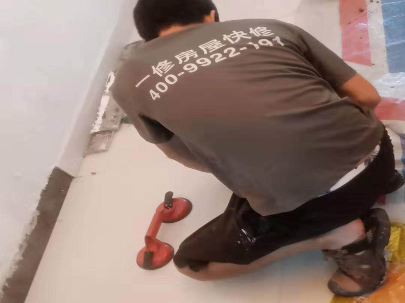 客廳瓷磚鋪貼:干鋪法和濕鋪法。主流的是干鋪法，因為干鋪法能有效避免瓷磚在鋪磚過程中造成氣泡、空鼓等現(xiàn)象（空鼓可能會導(dǎo)致瓷磚破裂），但是干鋪法技術(shù)含量較高，比較費工 1、混凝土墻面處理：用火堿水或其他洗滌劑將施工面清洗干凈，用1 ：1水泥砂漿甩成小拉毛，兩天后抹成1：3水泥砂漿底層。 2、磚墻面處理：將施工面清理干凈，然后用清水打濕墻面，抹1：3水泥砂漿底層。 3、舊建筑面處理：清理原施工面污垢，并將此面用手鑿處理成毛墻面。 4、瓷磚鋪貼前應(yīng)充分浸水，以保證鋪貼牢固。