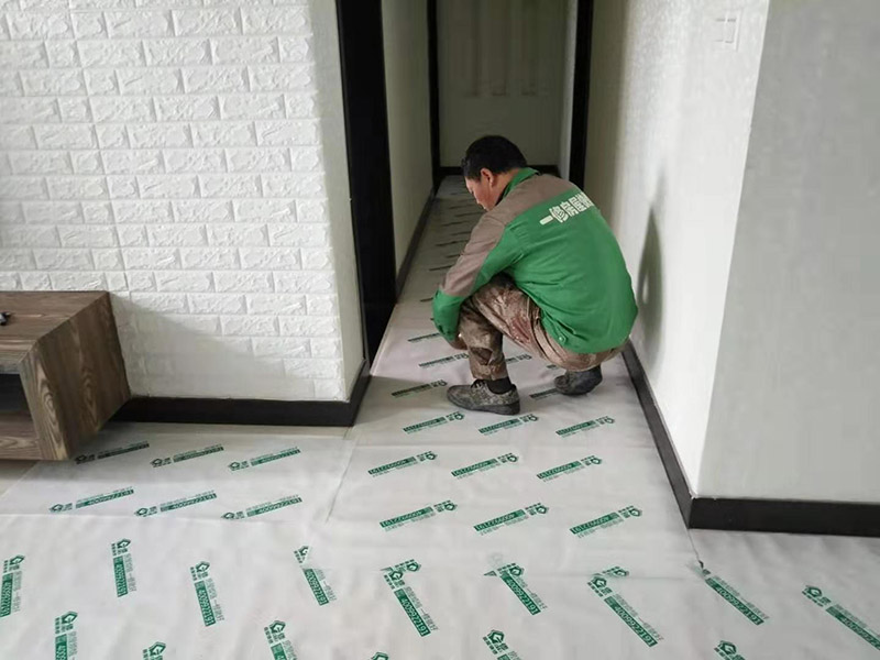 全屋地板家具保護：俗話說的好，做任何事情都要防患于未然，提早一步考慮周全，將問題的發(fā)生扼殺在搖籃里，這才是徹底解決麻煩的關(guān)鍵。 1、使用耐磨地板。耐磨地板是在地板生產(chǎn)過程中利用U型槽熱壓鋼模板以此壓制而成，它利用光學原理設(shè)計了一條實木視覺線，營造出一種原木視覺效果，增強地板的耐磨性。 2、使用組合家具。在目前的家裝設(shè)計中，除了一些家電產(chǎn)品，需要單獨選購的已經(jīng)越來越少，可以購買組合家具，在裝修完成后直接在房間里拼接組合，這樣既不會產(chǎn)生地板摩擦問題，也更加省事。