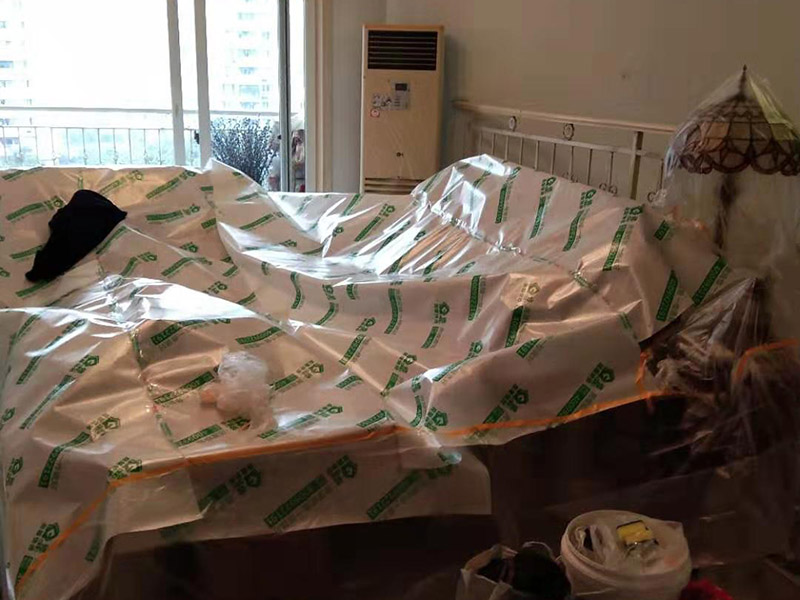 全屋家具成品保護：滿鋪成品瓦楞紙板，再用干凈彩條布滿鋪在普通石膏板上，在彩條布交接處及轉角處用膠帶固定，也可選用木芯板或三夾板。材料選用視上人、車情況而定。 所有成品飾面板在安裝好后必須用PE保護膜覆蓋包起來，所有成品飾面板的陽角位必須用硬質紙護角或泡沫棉進行保護性包裝，防止交被其他施工人員碰撞。 1、入戶門扇用公司統一的門貼進行全面包裹保護，用透明膠帶將保護膜粘貼牢固平整。 2、用標準保護膜將門框三面保護完整并固定牢固。 3、工程完工后拆除保護膜時如果有粘貼時的膠痕，應用酒精或專用的清污劑清除膠痕。