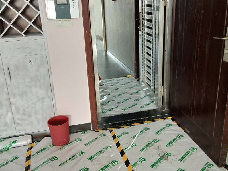 家具翻新地板保護(hù)：家具是比較容易折舊的，特別是一些上了油漆的家具，在用了很長(zhǎng)的時(shí)間以后就會(huì)出現(xiàn)退色或者是漆面掉皮的現(xiàn)象，家具的體積一般都比較大，而且家具的價(jià)格也很高，導(dǎo)致了舊家具的更換有很多的困難。 1.混油飾面工藝做法：先用粗砂紙打磨掉舊油漆，然后披刮原子灰，干透后用細(xì)砂紙打磨平整，刷底漆一遍，打磨，再刷面漆若干遍，再打磨，最后噴面漆一遍。 2.清油飾面工藝做法：先用粗砂紙打磨掉舊油漆，然后披刮原子灰，干透后用細(xì)砂紙打磨平整，色漆做搓色處理，打磨，刷底漆一遍，打磨，再刷面漆若干!