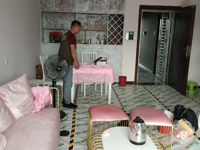 家具翻新地板保護(hù)：家具是比較容易折舊的，特別是一些上了油漆的家具，在用了很長(zhǎng)的時(shí)間以后就會(huì)出現(xiàn)退色或者是漆面掉皮的現(xiàn)象，家具的體積一般都比較大，而且家具的價(jià)格也很高，導(dǎo)致了舊家具的更換有很多的困難。 1.混油飾面工藝做法：先用粗砂紙打磨掉舊油漆，然后披刮原子灰，干透后用細(xì)砂紙打磨平整，刷底漆一遍，打磨，再刷面漆若干遍，再打磨，最后噴面漆一遍。 2.清油飾面工藝做法：先用粗砂紙打磨掉舊油漆，然后披刮原子灰，干透后用細(xì)砂紙打磨平整，色漆做搓色處理，打磨，刷底漆一遍，打磨，再刷面漆若干!
