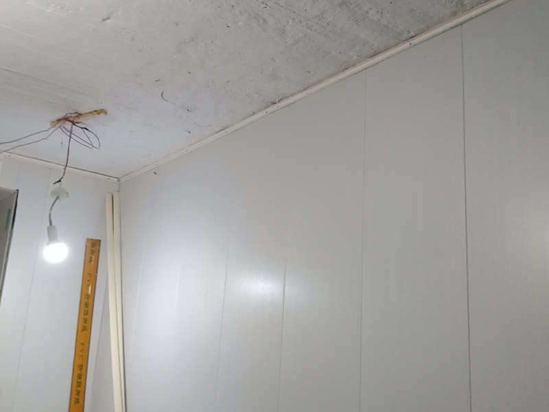 電路明線安裝:一般線路維修的時候首先肯定是尋找出問題的地方，這個過程跟明線暗線沒有太大的關系，就算是線壞了，電工也不會靠肉眼去找，都是要借助儀器的。暗線雖然被埋在墻里或地下，但是所有的電線都使用了穿線管，把舊線拉出來換上新線還是可以的，而且維修后表面也不會出現痕跡，只是過程比較麻煩。 而明線的布線方法首先需要看電線的走線位置，將前面擋住的物體移開，然后維修電線，整個過程相當于重新安裝了一次電線，存在區別的是明線維修后會留下痕跡。