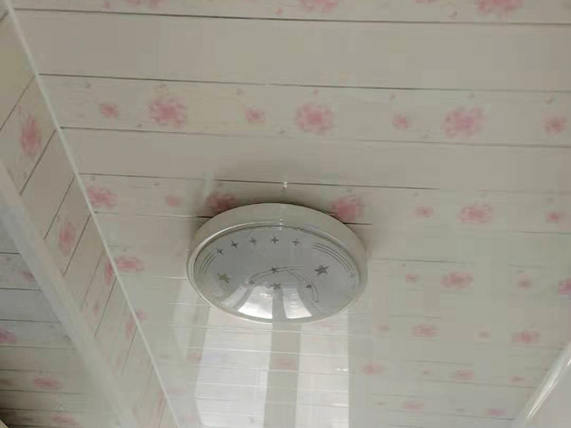 浴室燈具安裝：對于浴室燈具安裝的高度來說，一般規定是燈具安裝高度不低于2米，當燈具安裝高度低于2.4米時，其燈具外殼的金屬體必須接零或接地可靠。而在浴室中一般是站著照鏡子的，所以浴室鏡下方離地面的高度至少要有135cm的距離，而燈具的安裝也應該滿足浴室鏡高度的要求。如果家庭成員間的身高差距比較大，特別是有孩子的家庭中，可以適當的調整浴室鏡的高度。因為浴室是用水頻繁的地方，因而浴室燈具選擇上，盡可能的實用性為主。燈具的造型并且要以安全為主，確保安全衛浴每一天。