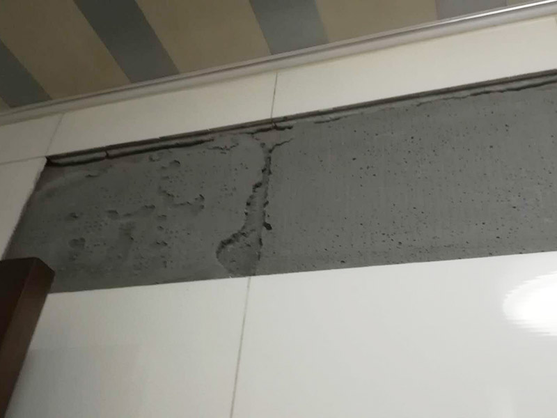 墻磚及門框修復(fù)：1、門套安裝后與墻體的縫隙小于5公分，用發(fā)泡膠填充縫隙，再用防水膠敷好，既能填好縫隙，還能保證不會(huì)滲水； 2、縫隙很大，選擇在縫隙處填磚或者敷水泥漿，保證墻體與門縫隙填的結(jié)實(shí)不透。安裝完后的補(bǔ)救辦法，在測(cè)量時(shí)把握好尺寸，盡量保持縫隙在1-2公分以內(nèi)。 3、看門的尺寸是否符合標(biāo)準(zhǔn)，門套與墻面縫隙平均在2.公分及以內(nèi)的，門洞并不標(biāo)準(zhǔn)規(guī)則，調(diào)整門的安裝誤差。平均縫隙超過2.5公分就是測(cè)量尺寸有誤差。