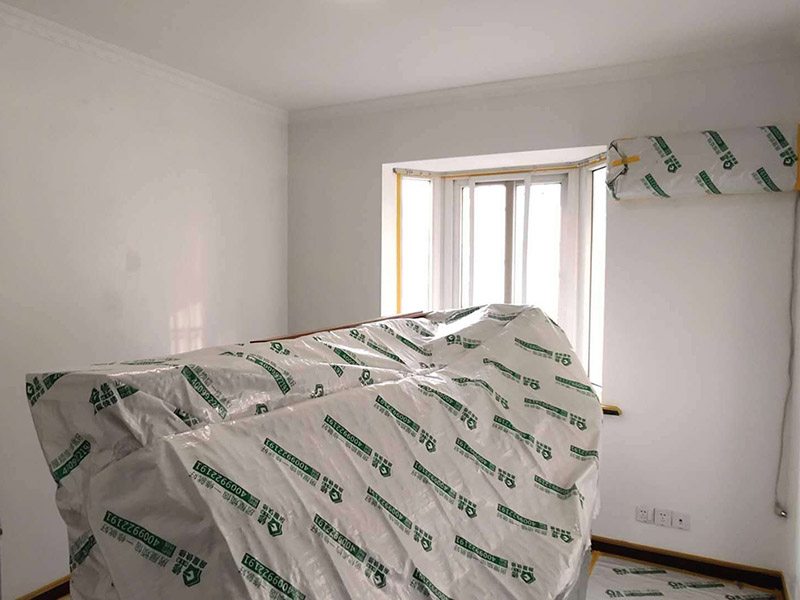 成品家具保護(hù)措施：各類裝修物料的進(jìn)場、建筑裝修垃圾的清理都必須經(jīng)過入戶門。在對物品進(jìn)行搬運(yùn)時(shí)，難免會(huì)與入戶門發(fā)生磕碰及摩擦。水電改造是基礎(chǔ)裝修，水電裝修的質(zhì)量好壞，直接決定著后期的施工和使用。因此，在進(jìn)行水電改造時(shí)，同樣需要做好成品保護(hù)工作。水電改造完成后，應(yīng)當(dāng)對各種管線進(jìn)行規(guī)范的固定，以防脫落;對裸露的線頭要進(jìn)行包裹，以防發(fā)生觸電的危險(xiǎn);做好地面裸線管的固定和保護(hù)，防止被踩壞。同時(shí)，在搬運(yùn)物料時(shí)，也不要破壞地面鋪設(shè)的管線。進(jìn)行裝修施工時(shí)，磁環(huán)邊鋪邊勾縫，在崗鋪設(shè)的瓷磚、地板上堆放雜物、走動(dòng)踩踏，地板沒有使用成品保護(hù)膜覆蓋等都會(huì)影響瓷磚及地板的鋪貼效果，使瓷磚出現(xiàn)施工質(zhì)量問題。