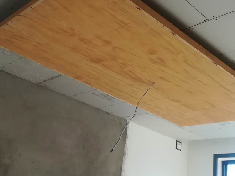 餐廳造型設計：餐廳口造型裝飾，應注意與廚房內的設施相協調;設置在客廳中的餐廳裝飾，應注意與客廳的功能和格調相統一。餐廳的色彩應以明  快為主，明快的顏色能讓人感覺到和煦的溫暖，同時還能增加食欲，所以在餐廳裝修時，我們不妨多運用一些橙色系，黃色系的色快，容易讓人有眼前一亮的感覺。  不過裝修過的人都知道，如果所有采用亮色，無疑會讓空間顯得狹小而逼仄，所以在使用亮色時，也要適當的用一些冷色調來加以補充。