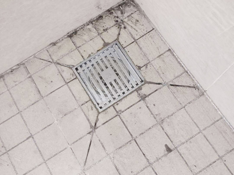 地漏更換安裝：拿起子和鉗子，把原來的地漏完全取出來，并清除周邊的水泥，清理沙粒、水泥等雜物。清除干凈后，用紙巾把水吸干凈，用抹布清理管道口，清理完成后取出抹布，放入地漏檢查地漏高低是否合適。清理干凈后，取適量的防滲水材料并和拌均勻，這里最好用防漏水的水泥，否則水有可能會滲入下一層。然后把和拌均勻的防漏水的水泥涂抹到凹槽及新地漏的周邊，等2分鐘，把地漏放入凹槽，注意平整，最后第1-2毫米。把蘸過水的過濾軸放入地漏底座，并適當?shù)男D(zhuǎn)使過濾軸周邊的硅膠與底座充分結(jié)合，并放上過濾網(wǎng)，并打掃地漏周邊。更換完成。