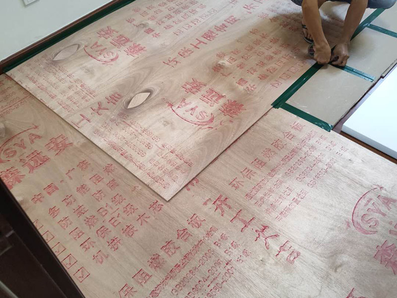 地板保護施工: 在進行家居裝修的過程中，首先完成的就是地面的鋪設。因此，我們在進行其余施工時一定要注意對剛鋪好的地板進行保護。而在裝修時灰塵是一定避免不了的，為了防止嶄新的地板被沾染灰塵以及施工團隊人員等的腳印，最好先在地板上鋪一層防塵布等作為保護膜。除此之外，還是要在一天裝修結束后的時間里對防塵布等進行灰塵的清除和家居保養(yǎng)工作，特別是灰塵堆積過厚的地方，以免將來裝修結束后因為灰塵過多清理時意外污染地板。