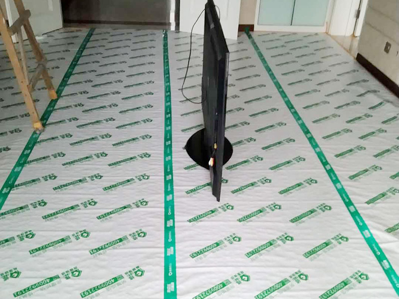 入戶門扇用公司統一的門貼進行全面包裹保護，用透明膠帶將保護膜粘貼牢固平整。 2、用標準保護膜將門框三面保護完整并固定牢固。 3、工程完工后拆除保護膜時如果有粘貼時的膠痕，應用酒精或專用的清污劑清除膠痕。
