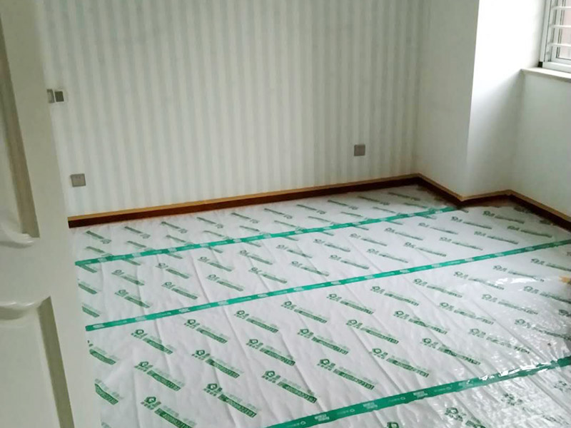 入戶門扇用公司統一的門貼進行全面包裹保護，用透明膠帶將保護膜粘貼牢固平整。 2、用標準保護膜將門框三面保護完整并固定牢固。 3、工程完工后拆除保護膜時如果有粘貼時的膠痕，應用酒精或專用的清污劑清除膠痕。