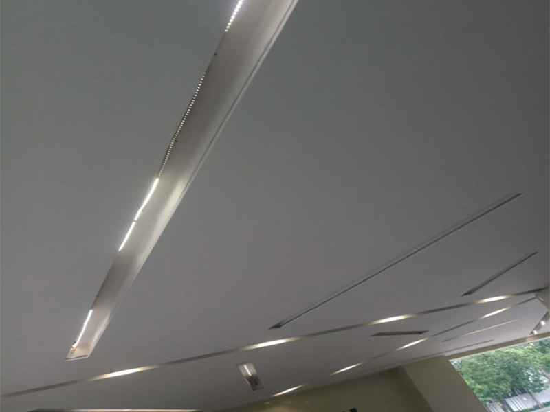天花板燈具維修:首先在更換的時候需要將這個電源的閘給關掉，這樣才能夠讓自己更加安全。不然會危及生命。其次可以用吸盤或是吊鉤把這個電器旁邊的鋁扣板先扣住一個腳，然后再把整塊扣白以及相鄰幾塊取出，這樣就有空間來進行更換燈的一個工作。最后摘下燈面板，就打開了吊頂燈的內部，需要拔下舊的驅動電源和燈板的插座，換上新的驅動電源，接著將新燈電源插座接上，最后再把燈具面板安裝上。注意，裝燈面板時四周要與扣板對齊，如果沒有對齊安裝好，會導致燈罩墜落。