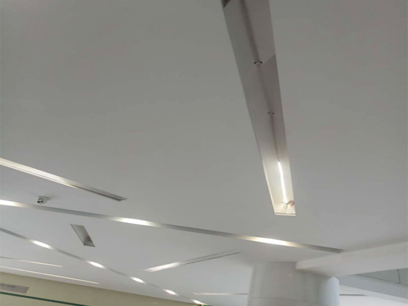 天花板燈具維修:首先在更換的時候需要將這個電源的閘給關掉，這樣才能夠讓自己更加安全。不然會危及生命。其次可以用吸盤或是吊鉤把這個電器旁邊的鋁扣板先扣住一個腳，然后再把整塊扣白以及相鄰幾塊取出，這樣就有空間來進行更換燈的一個工作。最后摘下燈面板，就打開了吊頂燈的內部，需要拔下舊的驅動電源和燈板的插座，換上新的驅動電源，接著將新燈電源插座接上，最后再把燈具面板安裝上。注意，裝燈面板時四周要與扣板對齊，如果沒有對齊安裝好，會導致燈罩墜落。