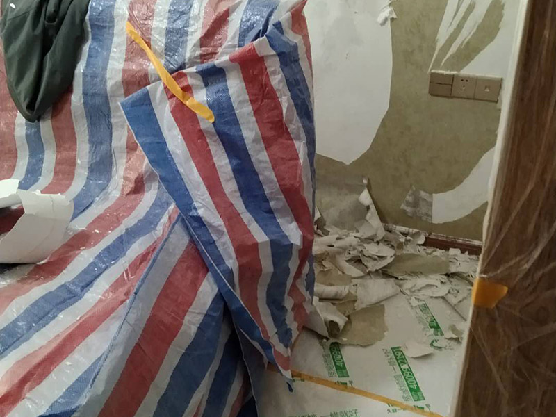 撕墻紙成品保護:在墻面頂部選一塊不顯眼的角落，用美工刀的刀尖將墻紙掀起。注：揭除可剝離墻紙時，掀起墻紙一角，將其從墻上撕下，手要盡量靠近墻面，這樣可將撕破墻紙的可能性降到最低。 墻紙、墻布裝飾面已經裱糊完成的房間應該及時清理干凈，在后續施工過程中，不要再作為物料 房或休息室使用，避免墻紙、墻布遭受污染或損壞，房間最好及時上鎖，并定期做好通風換氣、排氣的工作。 墻面裱糊時，各道工序必須嚴格按照規程施工，操作時要做到干凈利落，邊縫要切割整齊到位，膠痕跡要擦干凈。