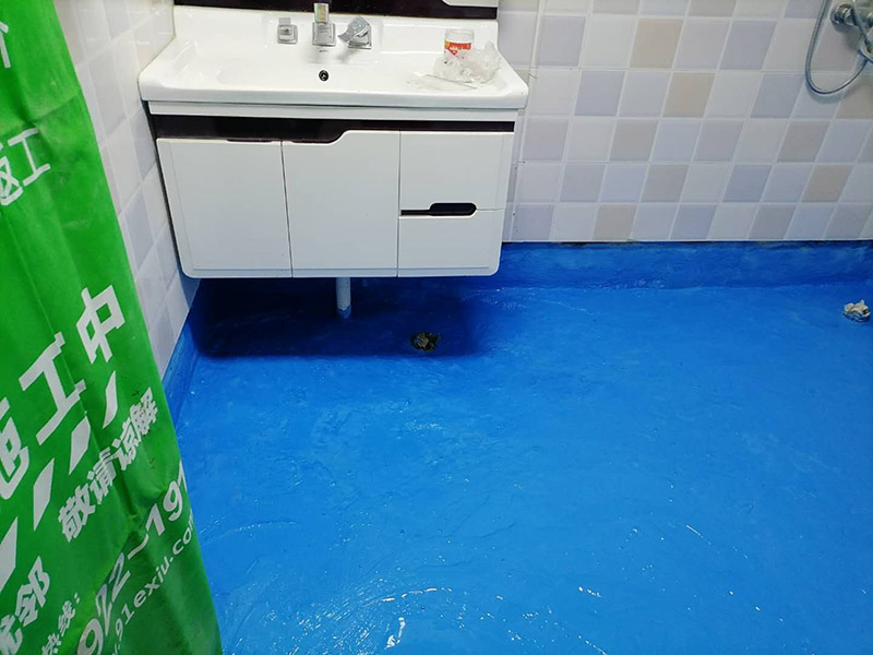 衛(wèi)生間地面防水:刷第一遍防水涂料。施工前確保工地干凈，干燥，防水涂料要涂滿，無遺漏，與基層結(jié)合牢固，無裂紋，無氣泡，無脫落現(xiàn)象。涂刷高度一致，厚度要達到規(guī)定要求。刷第二遍防水涂料。待第一遍涂料干透后才能進行第二遍，具體時間視涂料而定。間隔時間太短，防水的效果會打折扣。鋪保護層。需在防水涂料表面鋪上保護層。保護層要完全覆蓋防水層，無遺漏，與基層結(jié)合牢固，無裂紋，無氣泡，無脫落現(xiàn)象。 閉水試驗。閉水試驗時，地面最高點的水不能低于2里面，保存至少24小時，觀察無滲漏現(xiàn)象后才算合格。如有滲漏，需重做，切莫疏忽大意。