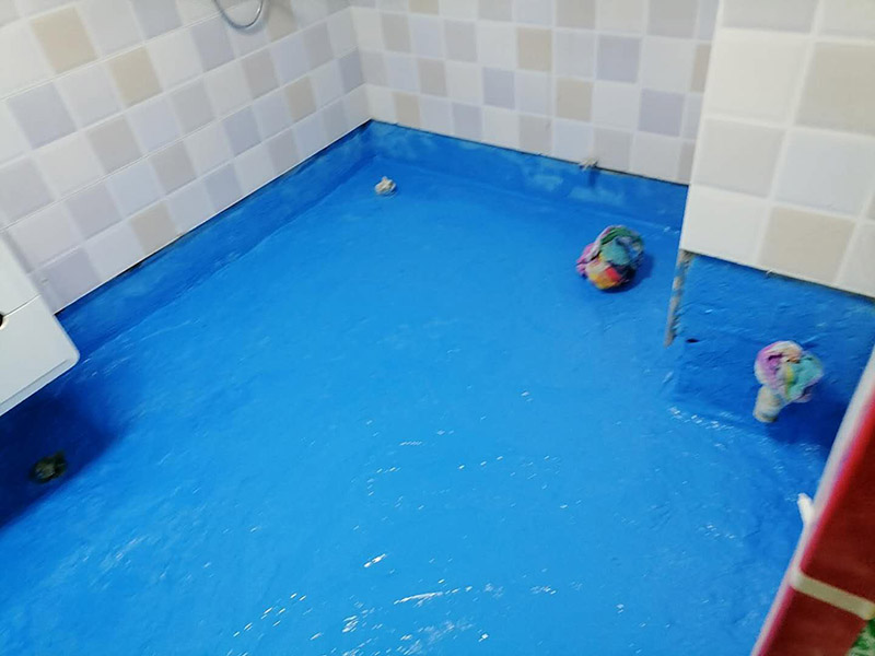 衛(wèi)生間地面防水:刷第一遍防水涂料。施工前確保工地干凈，干燥，防水涂料要涂滿，無遺漏，與基層結(jié)合牢固，無裂紋，無氣泡，無脫落現(xiàn)象。涂刷高度一致，厚度要達到規(guī)定要求。刷第二遍防水涂料。待第一遍涂料干透后才能進行第二遍，具體時間視涂料而定。間隔時間太短，防水的效果會打折扣。鋪保護層。需在防水涂料表面鋪上保護層。保護層要完全覆蓋防水層，無遺漏，與基層結(jié)合牢固，無裂紋，無氣泡，無脫落現(xiàn)象。 閉水試驗。閉水試驗時，地面最高點的水不能低于2里面，保存至少24小時，觀察無滲漏現(xiàn)象后才算合格。如有滲漏，需重做，切莫疏忽大意。