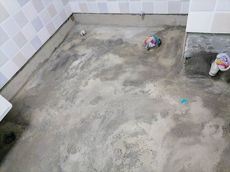 衛(wèi)生間地面防水:刷第一遍防水涂料。施工前確保工地干凈，干燥，防水涂料要涂滿，無遺漏，與基層結(jié)合牢固，無裂紋，無氣泡，無脫落現(xiàn)象。涂刷高度一致，厚度要達到規(guī)定要求。刷第二遍防水涂料。待第一遍涂料干透后才能進行第二遍，具體時間視涂料而定。間隔時間太短，防水的效果會打折扣。鋪保護層。需在防水涂料表面鋪上保護層。保護層要完全覆蓋防水層，無遺漏，與基層結(jié)合牢固，無裂紋，無氣泡，無脫落現(xiàn)象。 閉水試驗。閉水試驗時，地面最高點的水不能低于2里面，保存至少24小時，觀察無滲漏現(xiàn)象后才算合格。如有滲漏，需重做，切莫疏忽大意。