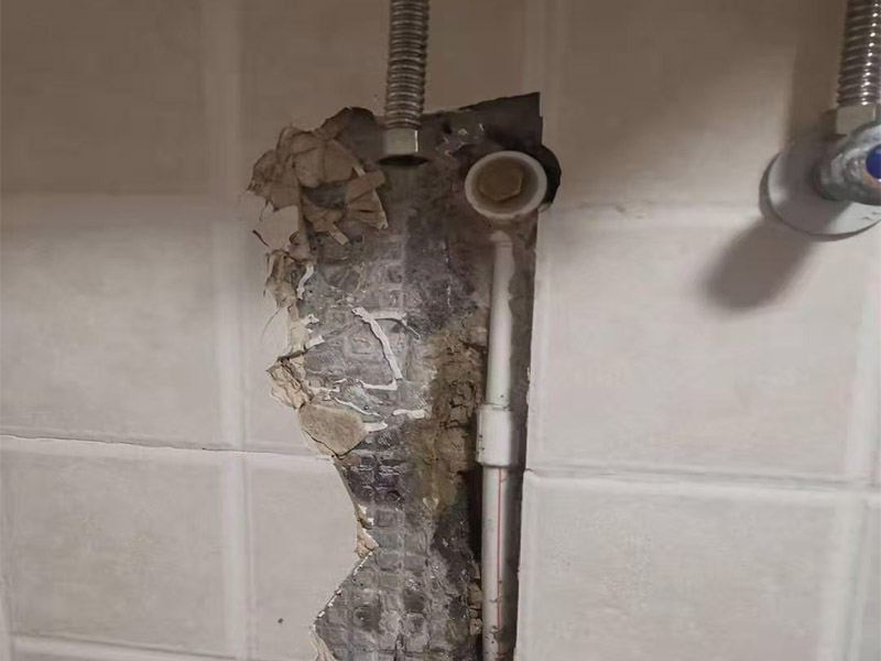 暗管漏水點檢測：驗證工作面頂棚成形質量，保證漏水點位置、管徑等符合設計圖紙；管縫防水的完整性，即漏水點位置選取符合規范要求； 1，關閉水管總閥。(即水bai表前面的水管開du關) 2，打開房間里zhi面的水龍頭20分鐘，dao確保沒水再滴后關閉所有的水龍頭。 3，關閉馬桶水箱和洗衣機等具有蓄水功能的設備進水開關。 4，打開水管總閥。 5，打開總閥后20分鐘查看水表是否走動，包括緩慢的走動。如果有走動，即為漏水了。如果沒有走動，可能沒事。