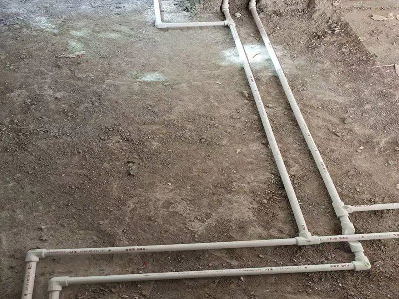 水電改造瓷磚鋪貼：工人按走向進行墻面或地面開槽，開槽過程中，不允許出現墻面橫向開槽大于30cm的現象，因為橫向開槽將破壞整樓的承重，使得抗震能力降低而且墻面容易開裂。如果是保溫墻的話，開很長的橫槽有可能會導致開槽上部的保溫層整體脫落。墻面開槽一般都應該是豎向垂直開槽。 埋入管線(包括布線和接好管道)和暗盒，電路施工時先安裝管路，然后再穿導線，這樣可以避免將來換線出現導線無法抽動的現象。穿管不能使用軟管，防止出現死角。同時電路接頭不要裸露在外面，應該安裝在線盒內，分線盒之間不允許有接頭。