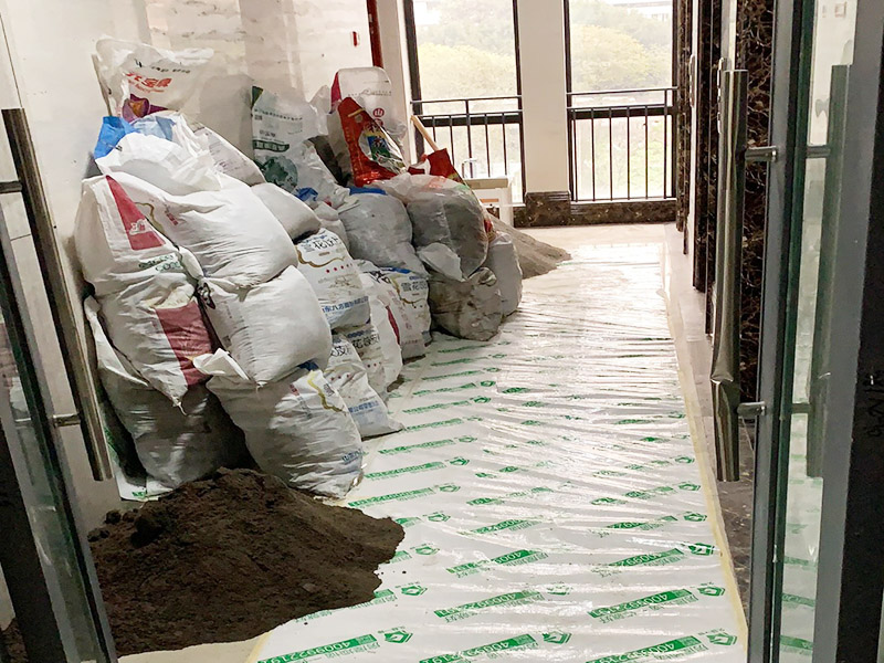 保護措施建渣處理：1、各工種在施工中不得污染、損壞其他工種的成品和半成品。 2、材料表面保護膜應在工程竣工時拆除。 3、易碎、易崩邊的已加工好的石材板材，不得長期受雨淋，并應采取立方，光面相對，板塊下應支墊木方，現場搬運時也應按上述要求。特別要注意防止成品石材在運輸和堆放過程中角部的損壞（如采用塑料護角）。 4、施工過程中材料搬運過程中應注意防止損壞電梯、樓道內已裝修好的墻面、頂棚和門窗等。