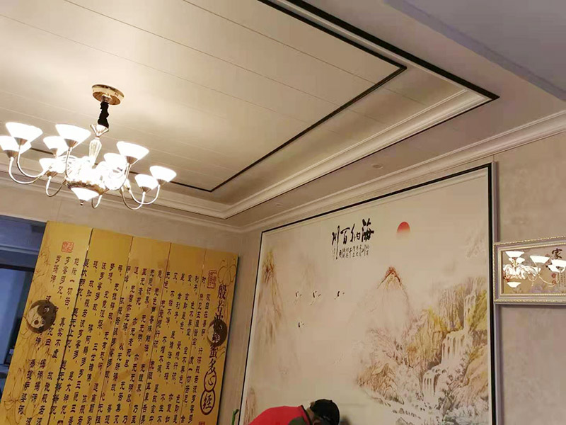 客廳造型安裝：客廳吊頂施工準備,客廳吊頂施工準備包含檢查設備管道是否安裝完畢、檢查結構尺寸與設計圖是否相符、準備好吊頂安裝材料和工具等工作。 安裝龍骨,龍骨分為兩個,分別是主龍骨和次龍骨。在進行安裝時,要先將每條主龍骨吊到稍高于標高線的位置上臨時固定,假如吊頂面積較大,可分成多個部分,依次吊裝。安裝完主龍骨之后,在安裝次龍骨就行了。