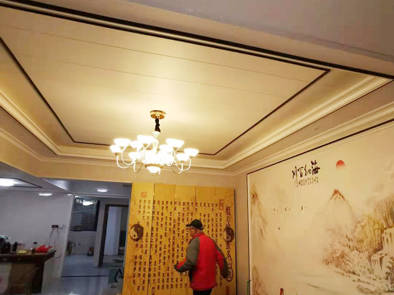 客廳造型安裝：客廳吊頂施工準備,客廳吊頂施工準備包含檢查設備管道是否安裝完畢、檢查結構尺寸與設計圖是否相符、準備好吊頂安裝材料和工具等工作。 安裝龍骨,龍骨分為兩個,分別是主龍骨和次龍骨。在進行安裝時,要先將每條主龍骨吊到稍高于標高線的位置上臨時固定,假如吊頂面積較大,可分成多個部分,依次吊裝。安裝完主龍骨之后,在安裝次龍骨就行了。