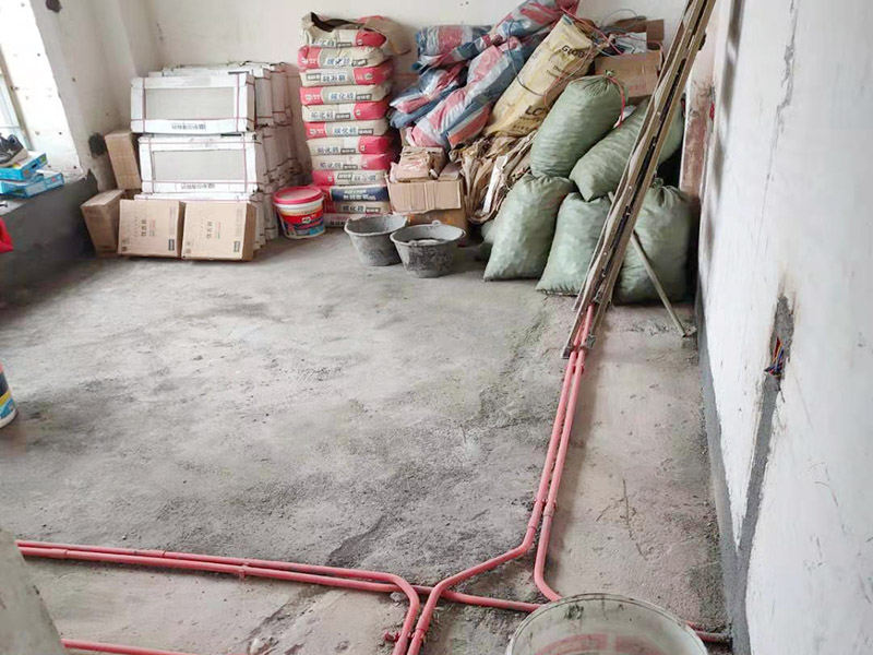 全屋線管鋪設裝修：管內穿線在建筑物抹灰、粉刷及地面工程結束后進行,穿線前應將電線保護管內的積水及雜物清理干凈。但針對建筑電氣安裝項目逐漸增加,管內穿線的工程量隨之增大,為配合工程整體同步竣工,管內穿線可以提前進行,但必須滿足下列條件: 1、混凝土結構工程必須經過結構驗收和核定。 2、磚混結構工程必須初裝修完成以后。 3、作好成品保護,箱、盒及導線不應破損及被灰漿污染。 4、穿線后線管內不得有積水及潮氣侵入,必須保證導線絕緣強度符合規范要求。