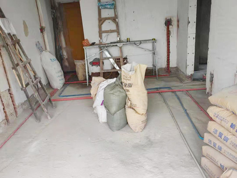 全屋線管鋪設裝修：管內穿線在建筑物抹灰、粉刷及地面工程結束后進行,穿線前應將電線保護管內的積水及雜物清理干凈。但針對建筑電氣安裝項目逐漸增加,管內穿線的工程量隨之增大,為配合工程整體同步竣工,管內穿線可以提前進行,但必須滿足下列條件: 1、混凝土結構工程必須經過結構驗收和核定。 2、磚混結構工程必須初裝修完成以后。 3、作好成品保護,箱、盒及導線不應破損及被灰漿污染。 4、穿線后線管內不得有積水及潮氣侵入,必須保證導線絕緣強度符合規范要求。