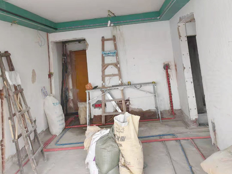 全屋線管鋪設裝修：管內穿線在建筑物抹灰、粉刷及地面工程結束后進行,穿線前應將電線保護管內的積水及雜物清理干凈。但針對建筑電氣安裝項目逐漸增加,管內穿線的工程量隨之增大,為配合工程整體同步竣工,管內穿線可以提前進行,但必須滿足下列條件: 1、混凝土結構工程必須經過結構驗收和核定。 2、磚混結構工程必須初裝修完成以后。 3、作好成品保護,箱、盒及導線不應破損及被灰漿污染。 4、穿線后線管內不得有積水及潮氣侵入,必須保證導線絕緣強度符合規范要求。